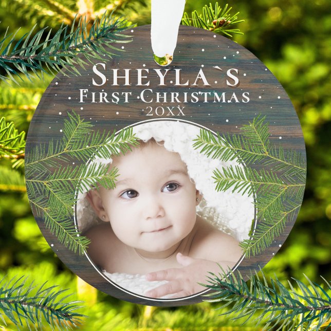 Rustic Wood Pine Baby - Erstes Weihnachtsfest-Foto Ornament (Von Creator hochgeladen)