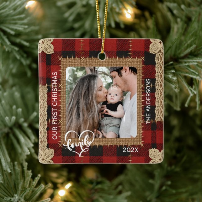 Rustic Wood Plank Plaid First Christmas Family Keramikornament (Baum)