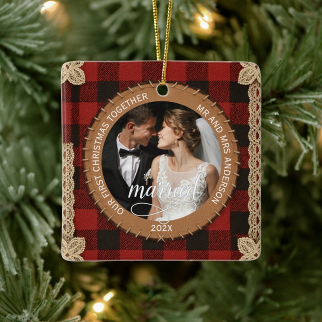 Rustic Wood Plank Plaid First Christmas Married  Keramikornament (Baum)