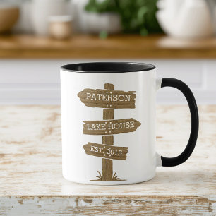 Rustic Wood Signpost Lake House Tasse