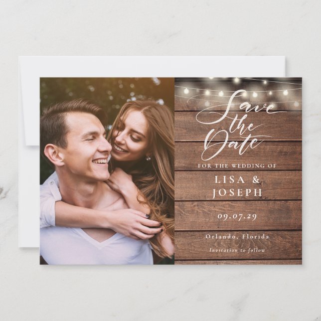 Rustic Wood String Lights Script Foto Wedding Save The Date (Vorderseite)