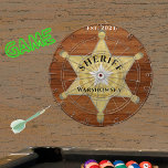 Rustic Wood tone Sheriff Abzeichen Star, Browns Wo Dartscheibe<br><div class="desc">Rustikaler Holz Ton Sheriff Abzeichen Star,  Browns Holz Dart Board. Ein rustikales Imitat-Inlay-Spiel macht das perfekte personalisierte Geschenk,  es ist ideal für Einzelpersonen,  die für das Büro des Sheriffs oder für die Einheit arbeiten,  mit dem sie spielen können. Unsere einfach zu bedienende Vorlage macht das Personalisieren einfach.</div>