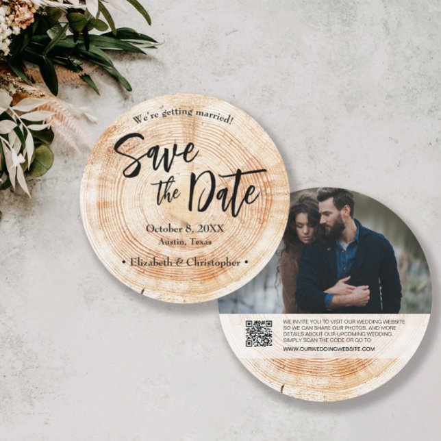 Rustic Wood Wedding Save the Date Foto Website Einladung (Unique Rustic wood grain round save the date photo wedding card with qr code to wedding website.)