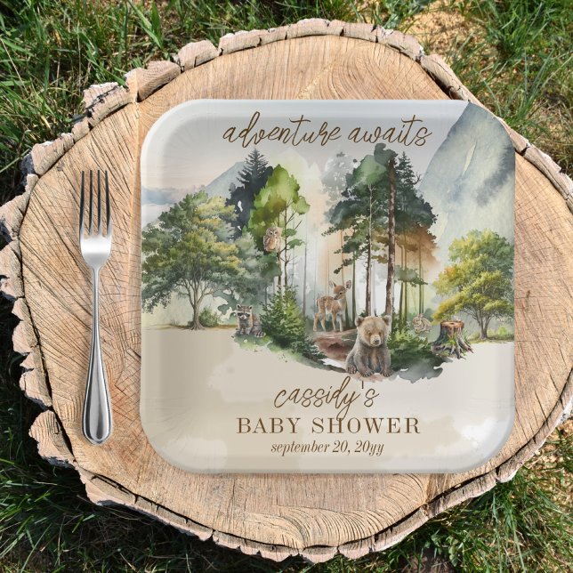 Rustic Woodland Adventure erwartet Boy Baby Shower Pappteller ("adventure awaits" with this rustic woodland bear and forest animals boy baby shower design.)