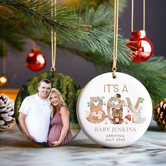 Rustic Woodland Christmas Baby Boy Ankündigung Keramik Ornament (Rustic Woodland Boy Baby Announcement Christmas Ornament)