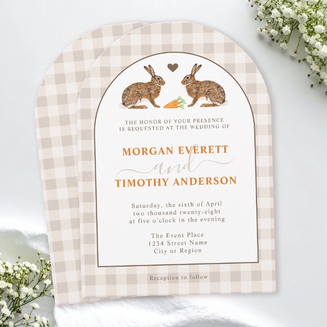 Rustic Woodland Hares On Beige Gingham Wedding Einladung (Von Creator hochgeladen)