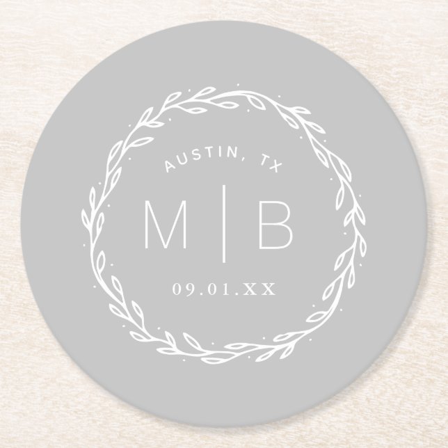 Rustic Wreath Wedge Monogram | Grau Runder Pappuntersetzer (Vorderseite)