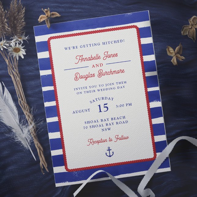 Rustikal blaue Wasserfarbenstreifen Hochzeit Einladung (Nautical wedding invitation with blue and white watercolor stripes background)