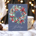 Rustikal blumenrot schimmernder Weihnachtskranz gl Feiertagskarte<br><div class="desc">Happy Holidays,  Feiern Weihnachten und die Wintersaison mit diesem rustikalen roten,  marineblauen und grünen botanischen Kranz mit Blume,  heiligen Beeren,  Kiefernästen mit einem essbaren dunkelblauen karierten Flanellhintergrund.</div>