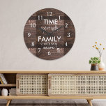 Rustikal-braune Holzzeit mit Familienangebot Große Wanduhr<br><div class="desc">Die Uhr im Bauernstil mit einer inspirierenden Familie zitiert "Zeit mit der Familie ist jede Sekunde wert" auf einem rustikalen Holzhintergrund.</div>