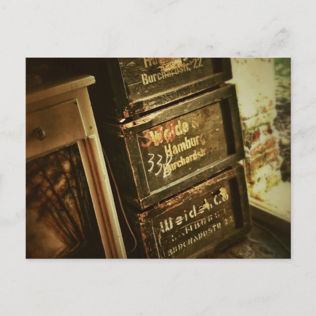 Rustikal gestapelte Holzkisten verblasst Postkarte (Vorderseite)