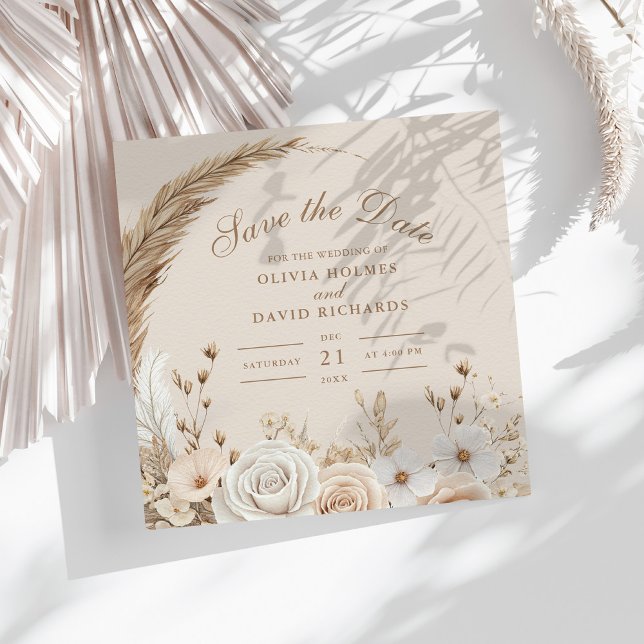 Rustikal getrocknete Wildblumen und Weißrosen Hoch Save The Date (Rustic Dried Wildflowers and White Roses Wedding Save The Date on a sunny table with dry botanicals)