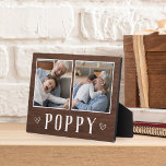 Rustikal, zwei Foto Fotoplatte<br><div class="desc">Das hübsche Holzschild zum Vatertag,  Geburtstag oder Großelterntag zeigt zwei Fotos nebeneinander auf einem rustikalen Hintergrund mit "Poppy" darunter.</div>