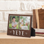 Rustikal Zwei-Foto-Jahr-Opa Fotoplatte<br><div class="desc">Das hübsche Holzschild zum Vatertag,  Geburtstag oder Großelterntag zeigt zwei Fotos nebeneinander auf einem rustikalen Hintergrund mit "Ja" darunter.</div>