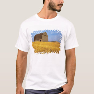 Rustikale alte Scheune auf reifem Weizenfeld in de T-Shirt
