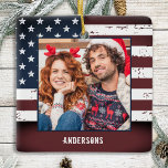 Rustikale amerikanische Flagge Custom 2 Foto Patri Keramikornament<br><div class="desc">Rustikale amerikanische Fahne Weihnachtsschmuck. Dieser patriotische US Flagge-usa-Fahne-Weihnachtsschmuck wird ein wertvoller Sake sein. Die Einrichtung ist zweiseitig, können Sie 2 Lieblings-Fotos, eines auf jeder Seite. Ideal für Militär, Soldat Weihnachtsschmuck, Militärveteran, patriotische Familie. Personalisieren Sie den Namen auf der Vorderseite und das Datum auf der Rückseite. COPYRIGHT © 2020 Judy Burrows,...</div>
