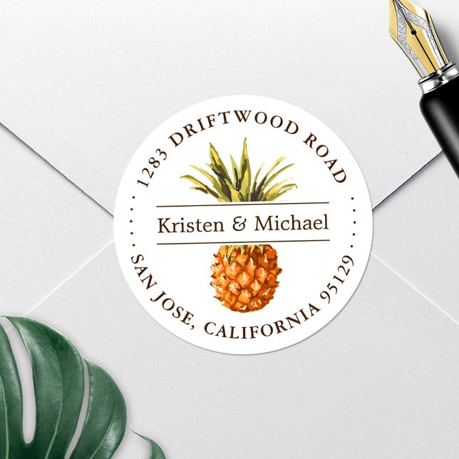 Rustikale Ananas Luau Rücksendeadresse Runder Aufkleber (Add a touch of tropical flair to your mail with this vibrant Pineapple Luau Return Address Sticker!)
