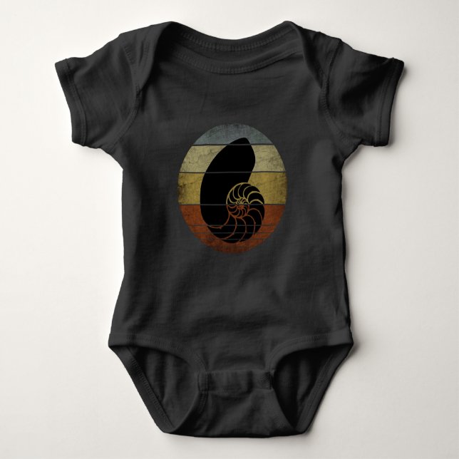 RUSTIKALE ANTIKE NAUTILUS BABY STRAMPLER (Vorderseite)