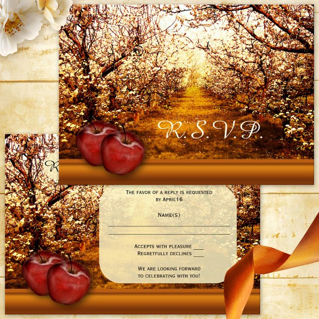 Rustikale Apple Orchard Hochzeit RSVP Einladung (Elegant RSVP card featuring an image of an apple orchard and apples in warm ocher and red )
