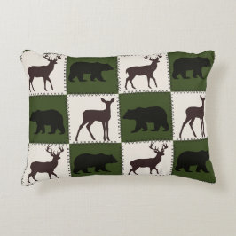 Rustikale Bären- und Hirschplätze, dunkelgrüne und Dekokissen