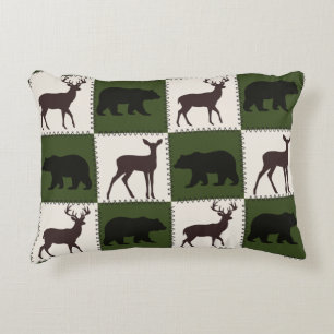 Rustikale Bären- und Hirschplätze, dunkelgrüne und Dekokissen
