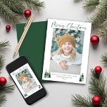 Rustikale Bäume Minimalistisch Modernes Foto Feiertagskarte<br><div class="desc">Niedliche, moderne und dennoch rustikale Weihnachtsfotos-Karten mit bezaubernden kleinen Wäldern von rustikalen Weihnachtsbäumen und frohe Weihnachten in moderner Typografie auf einer sanften modernen pastellfarbenen Palette von Wäldern und Salbei Grün. Fügen Sie Ihre Lieblings-Fotos und einen persönlichen Gruß für die perfekte Urlaubskarte hinzu! Ideal für Ihre minimalistische Freude! Bitte kontaktieren Sie...</div>