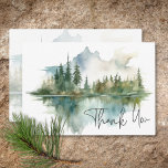 Rustikale Bergsee-Szene Wasserfarbenhochzeit Dankeskarte<br><div class="desc">Entfliehen Sie mit Ihrer Hochzeitskarte zu einem ruhigen Berghütte. Dieses exquisite Design zeigt eine atemberaubende Aquarellmalerei eines majestätischen Berges, seine Hänge mit üppigen Pinien, die ihre Schönheit im kristallklaren Wasser unten widerspiegeln. Die abgedämpften natürlichen Töne von Bräune, Grüntönen, aquamariner Blues und Grau schaffen eine zeitlose und raffinierte Atmosphäre, die an...</div>