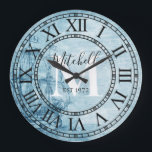 Rustikale Bezeichnung Vintager Schiffsmonogramm Große Wanduhr<br><div class="desc">Dieses wunderschöne, einzigartige, einmalige personalisierte Design verfügt über ein Imitat-rustikales Segel-Vintag Segelboot Hintergrund mit einem Monogramm Anfangs- und Nachname in fett- und Skripttypografie. Personalisieren Sie diese Uhr, indem Sie Ihre persönlichen Daten hinzufügen. Macht eine große Hochzeit, Jahrestag oder Hauswärme Geschenk. Klicken Sie auf "Personalisieren Sie diese Vorlage", um Namen, Schriftart...</div>
