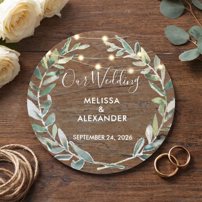 Rustikale Blätter auf Holz-Lichterkette Hochzeit Runder Aufkleber (Rustic leaves on wood string of lights wedding classic round sticker. For your rustic wedding.)
