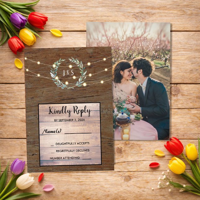 Rustikale Blätter Holz-Lichterkette Hochzeit RSVP  Einladung (Rustic leaves on wood string of lights Wedding RSVP Invitation. For your rustic country wedding.)