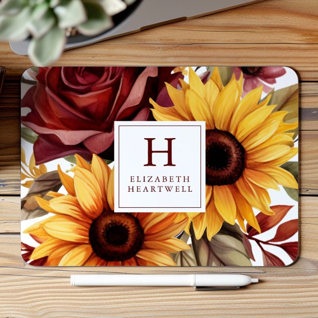 Rustikale Blumenblumen Burgundy Monogram Mousepad (Von Creator hochgeladen)