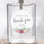 Rustikale Blumenfreunde bevorzugen Hand Sanitizer Runder Aufkleber<br><div class="desc">Der maßgeschneiderte Brautparty-/Hochzeitsegler-Handanitisierer bevorzugt Etiketten/Aufkleber mit "Spread Liebe not keims" in rosa und bordeauxrosa Rosenbraut-Design.</div>