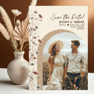 Rustikale Boho-Chic-Wildblumen-Bogen-Hochzeitsfoto Save The Date