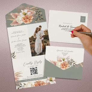 Rustikale Boho-Hochzeit in Salbeigrün mit floralen All In One Einladung