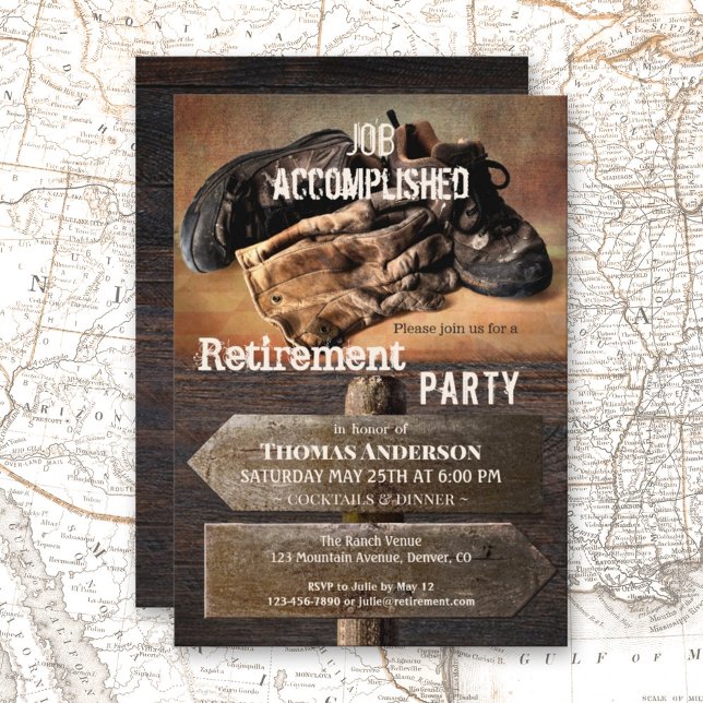 Rustikale Bootsruhestand-Party Einladung (Retirement party invitation featuring old boots and gloves on a rustic weathered wood background.)