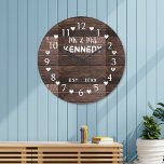 Rustikale Braun-Holzhochzeit Große Wanduhr<br><div class="desc">Hochzeitsuhren mit brauner Holzstruktur. Personalisieren Sie die Palettenuhren aus Holz mit Nachname des neuen Ehepaares für ein einzigartiges Hochzeitsgeschenk.</div>