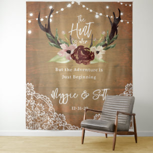 Rustikale Burgunder Floral Boho Hunt ist über Hoch Wandteppich