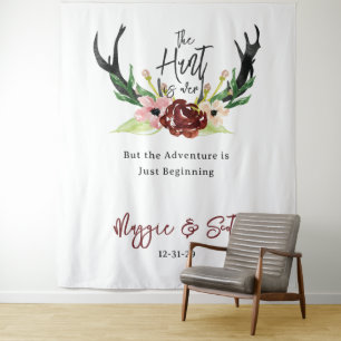 Rustikale Burgunder Floral Boho Hunt ist über Hoch Wandteppich