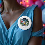 Rustikale Campbrücke Personalisierter Junggeselinn Button<br><div class="desc">Feiern Sie das "Camp Bride" Bachelorette Wochenende mit diesem skurrilen personalisierten Knopf. Mit einer bezaubernden Abbildung eines Zeltes, Lagerfeuers, Cocktails und eines Campers unter einem mondbeleuchteten Himmel zeichnet dieser Knopf das rustikale Glanzthema perfekt aus. Es ist ein lustiges Accessoire für den Brauestamm, das während der Feierlichkeiten getragen werden kann, oder...</div>