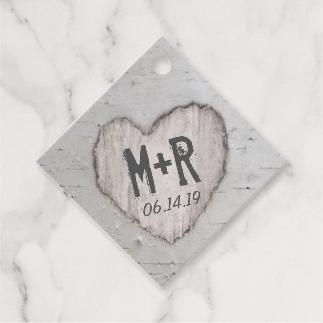 Rustikale Carved Heart Initials Birch Tree Wedding Geschenkanhänger (Vorderseite)