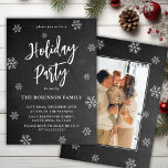 Rustikale Chalkboard Snowflake Foto Feiertage Part Einladung<br><div class="desc">Rustikale Chalkboard Snowflakes Script Foto Holiday Party Einladungen ist perfekt für ein rustikales Weihnachtsfest. Enthält einen "Holiday Party"-Text in einem hübschen,  handgeschriebenen Pinselskript auf schwarzem Chalkboard-Hintergrund. Ein Foto für die Familie auf der Rückseite. Einfach mit Ihrem Namen und Ihren Party zu personalisieren.</div>