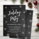 Rustikale Chalkboard Snowflake Holiday Party Einladung<br><div class="desc">Rustikale Chalkboard Snowflakes Script Black Holiday Party Einladungen ist perfekt für ein rustikales Winterevent. Enthält einen "Holiday Party"-Text in einem hübschen,  handgeschriebenen Pinselskript auf schwarzem Chalkboard-Hintergrund. Einfach mit Ihrem Namen und Ihren Party zu personalisieren.</div>