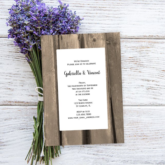 Rustikale Country Barn Wood Engagement Party Einladung (Set a rustic tone for your barn party engagement celebration with this charming invitation.)