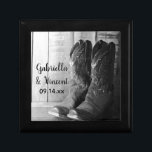 Rustikale Cowboy Boots Country Western Hochzeit Geschenkbox<br><div class="desc">Passen Sie die Rustikale Cowboy Boots Country Western Hochzeit Geschenkboxen mit den persönlichen Namen der Braut und Bräutigam und Ehefeiertag. Erstellen Sie ein personalisiertes Sake-Geschenk für die Neuvermählten oder ein Dankeschön für Ihre Hochzeitsbegleiter, Brautmädchen und Ihr Brautparty. Diese schicke Western-Hochzeitsfotografie mit digitalem Schwarz-Weiß-Foto aus Ledercowboy-Stiefeln mit einem Hintergrund aus verwittertem...</div>