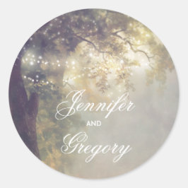 Rustikale Eichenbäume und Saitenlichter Hochzeit Runder Aufkleber