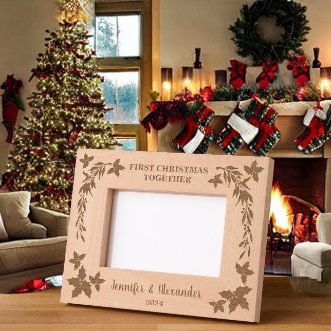 Rustikale Erste Weihnachten zusammen heilig mit Mo Geätzte Rahmen (Rustic First Christmas together holly decoration etched frame.
You can personalize it.)