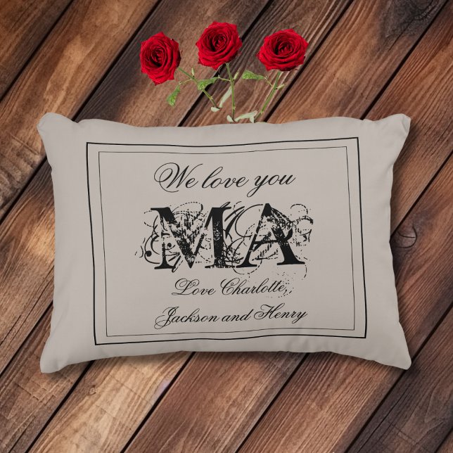 Rustikale Familiennamen "Wir Liebe Sie MA" Dekokissen (Rustic 'We Love You MA' Custom Family Names, Black and Soft Gray Accent Pillow.)