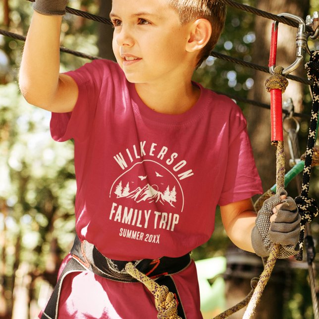 Rustikale Familientreppe Holzreklo T-Shirt (Spruce up for next family trip with these cute, rustic T-shirts with your family name on it!)