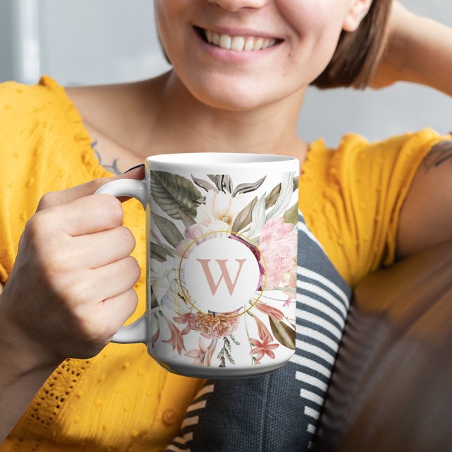 Rustikale Feminine Floral Bouquet mit Monogramm Kaffeetasse (Von Creator hochgeladen)