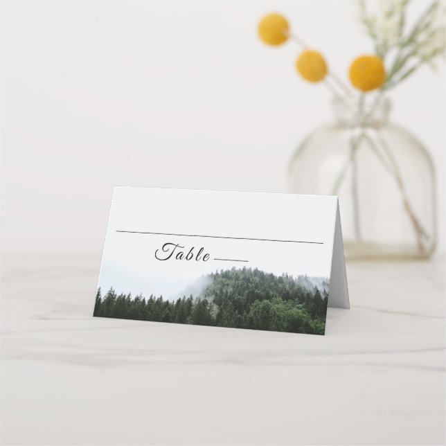 Rustikale Foggy Pine Trees Rain Forest Wedding Platzkarte (Vorderseite)